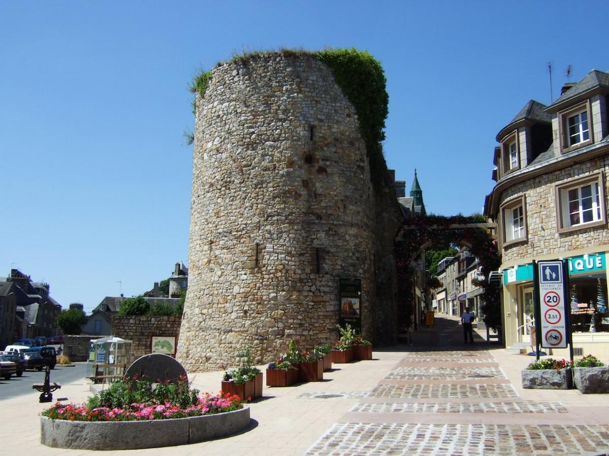 La Maison Sur Les Remparts Panzió Domfront  Kültér fotó