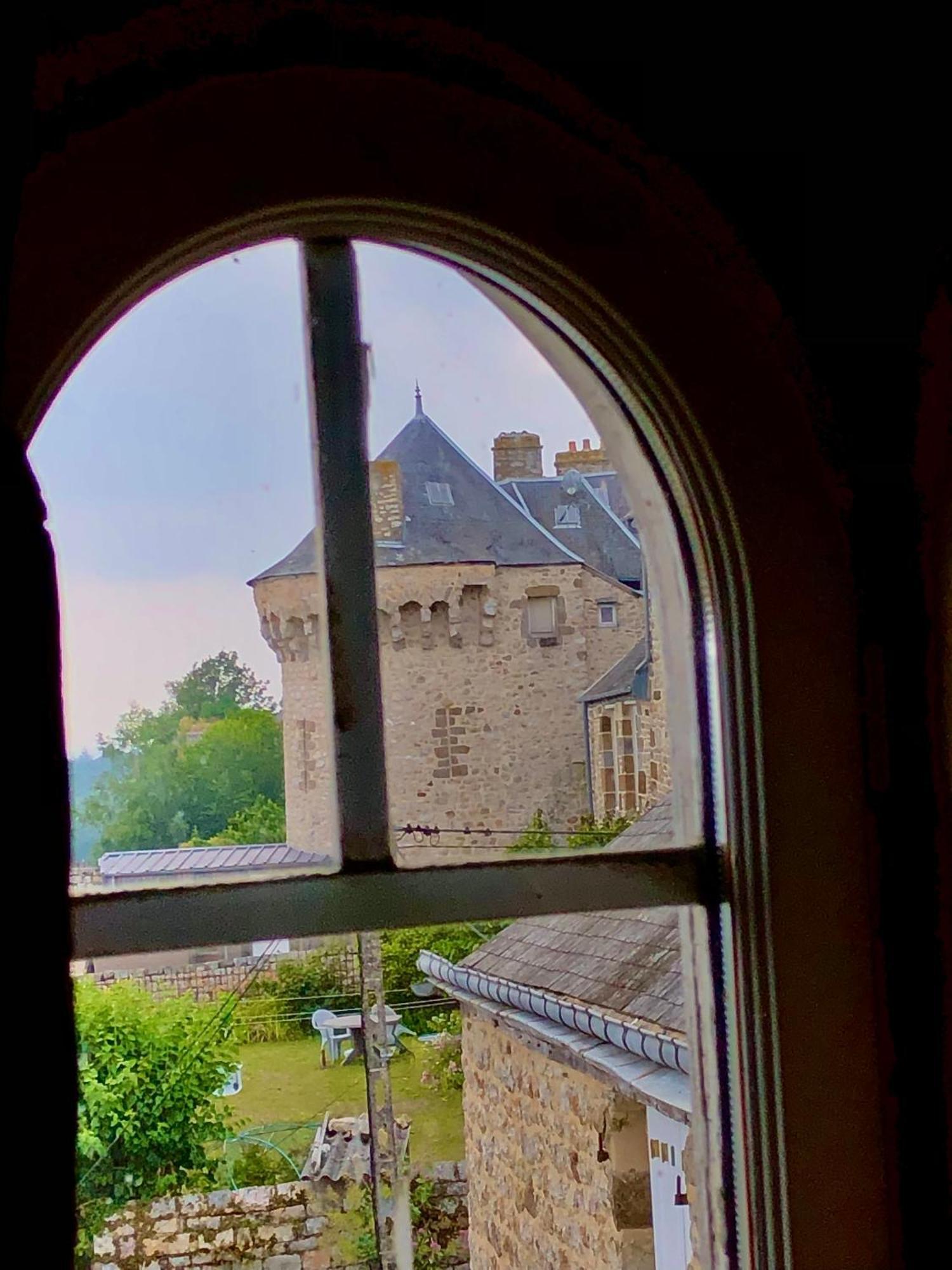 La Maison Sur Les Remparts Panzió Domfront  Kültér fotó