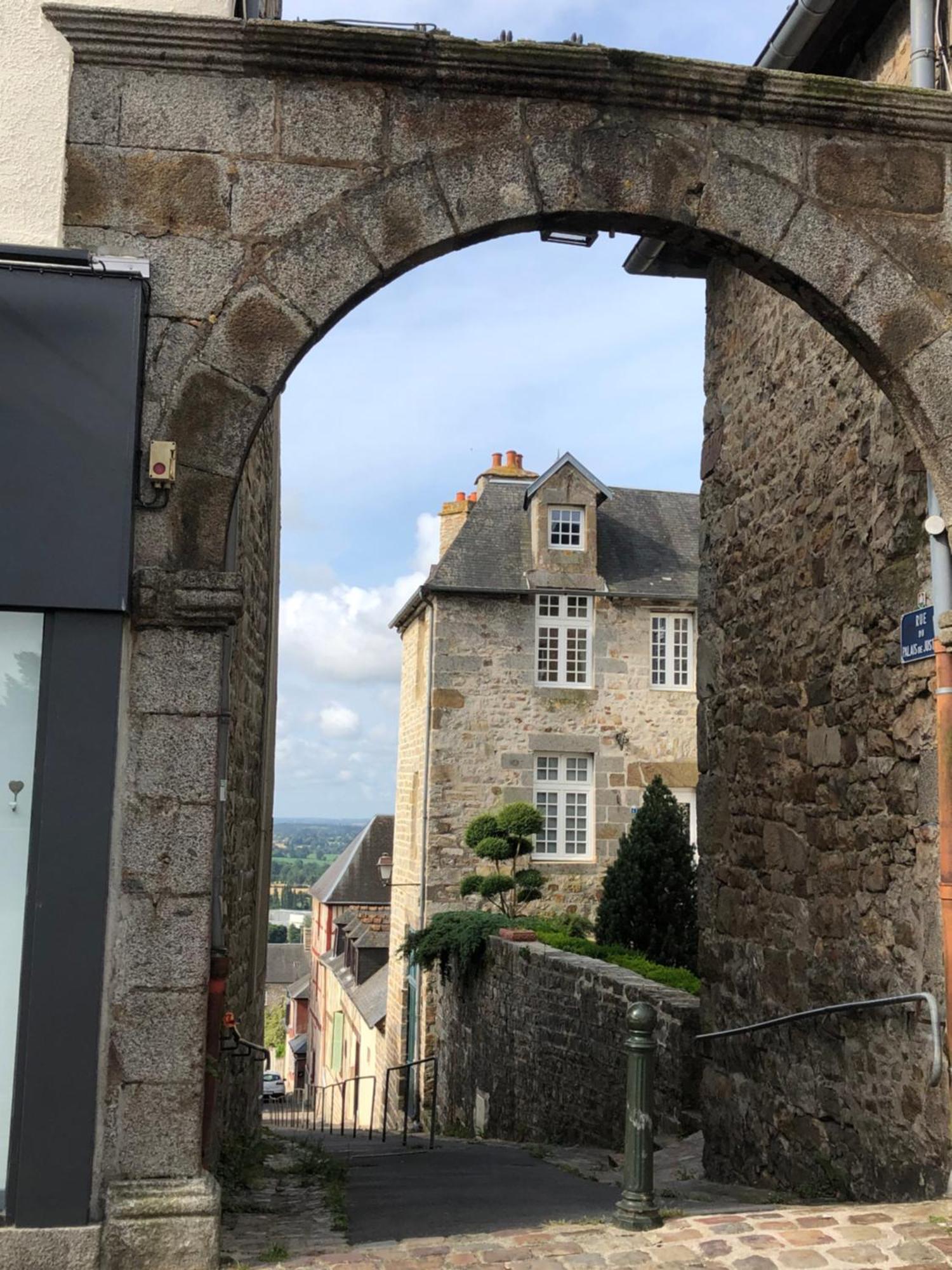 La Maison Sur Les Remparts Panzió Domfront  Kültér fotó