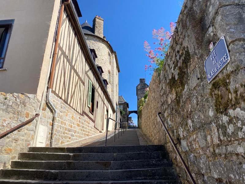 La Maison Sur Les Remparts Panzió Domfront  Kültér fotó